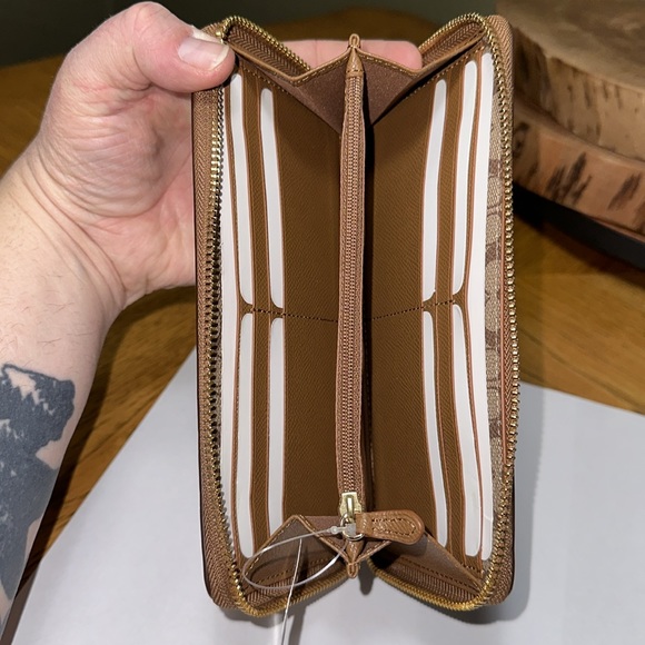 *NWT* COACH Accordion Zip Wallet - HTF color - Picture 12 of 15